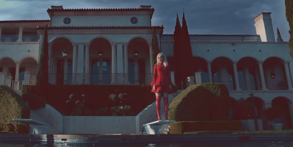 W teledyskach taka szczuplutka, a na żywo wyłoniły się fałfki W teledyskach taka szczuplutka, a na żywo wyłoniły się fałfki