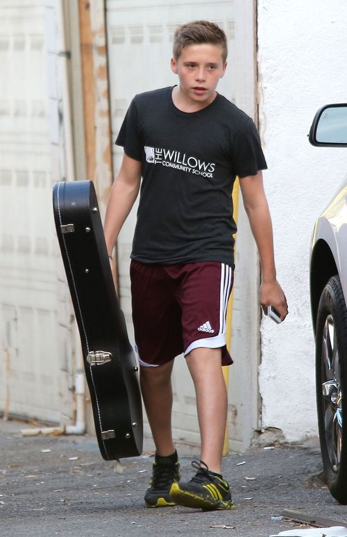 Brooklyn Beckham bierze lekcje gry na gitarze