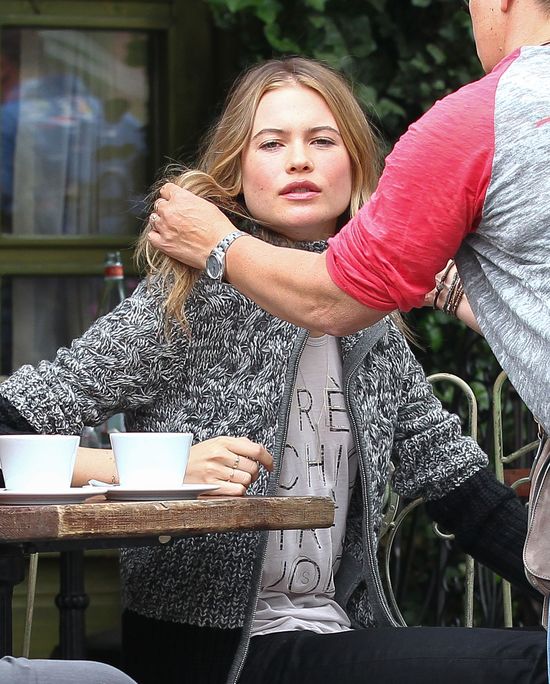 Behati Prinsloo na kawce... (FOTO)