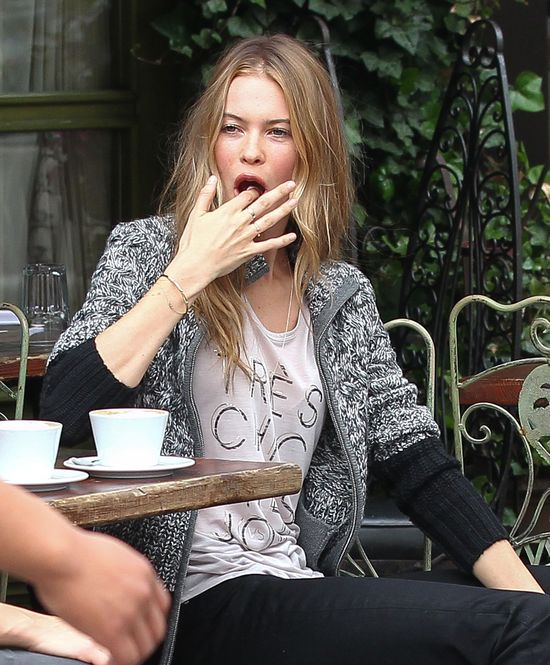 Behati Prinsloo na kawce... (FOTO)