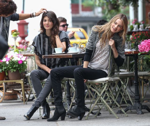 Behati Prinsloo na kawce... (FOTO)