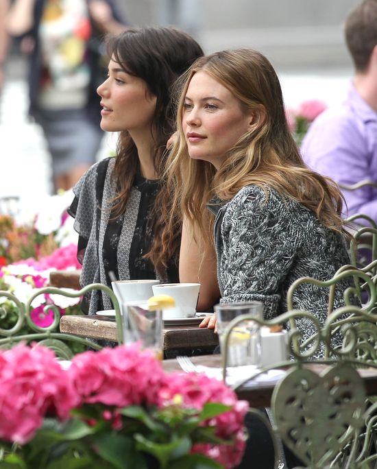 Behati Prinsloo na kawce... (FOTO)