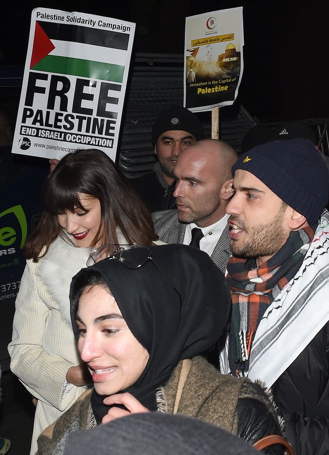 Bella Hadid wpadła na 3 minuty na manifestację, śmiała się i pozowała do selfie Bella Hadid wpadła na 3 minuty na manifestację, śmiała się i pozowała do selfie