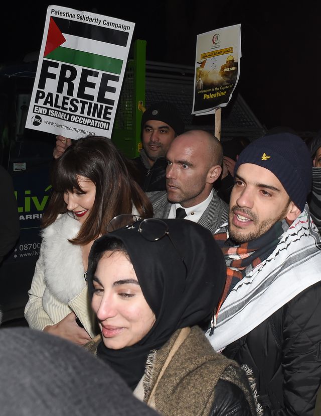 Bella Hadid wpadła na 3 minuty na manifestację, śmiała się i pozowała do selfie Bella Hadid wpadła na 3 minuty na manifestację, śmiała się i pozowała do selfie