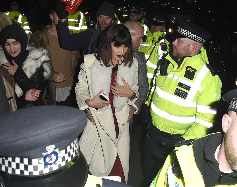 Bella Hadid wpadła na 3 minuty na manifestację, śmiała się i pozowała do selfie Bella Hadid wpadła na 3 minuty na manifestację, śmiała się i pozowała do selfie