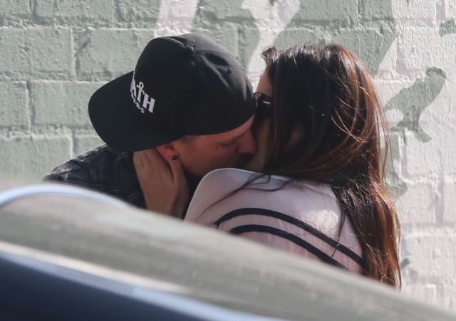 Kto całuje się przed paparazzo? Kto całuje się przed paparazzo?