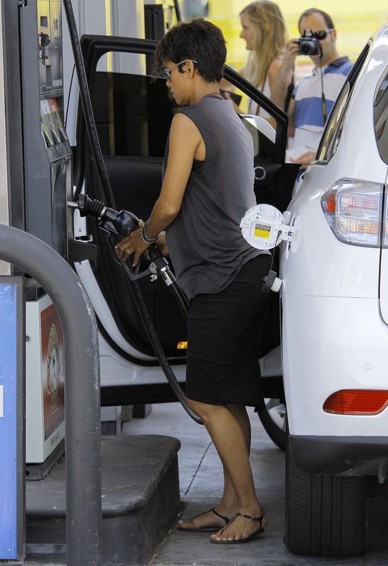Ciężarna Halle Berry na stacji benzynowej (FOTO)