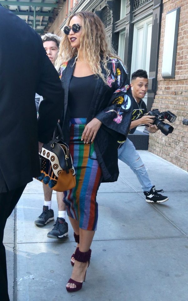 Rzadki widok - Beyonce na ulicy pod obstrzałem paparazzi (FOTO)