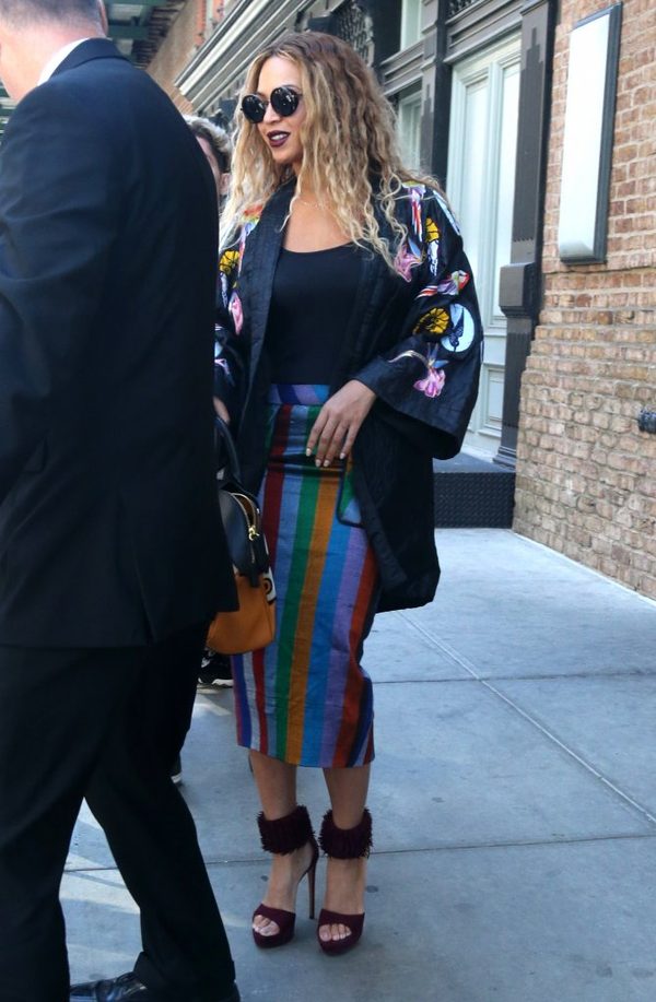 Rzadki widok - Beyonce na ulicy pod obstrzałem paparazzi (FOTO)