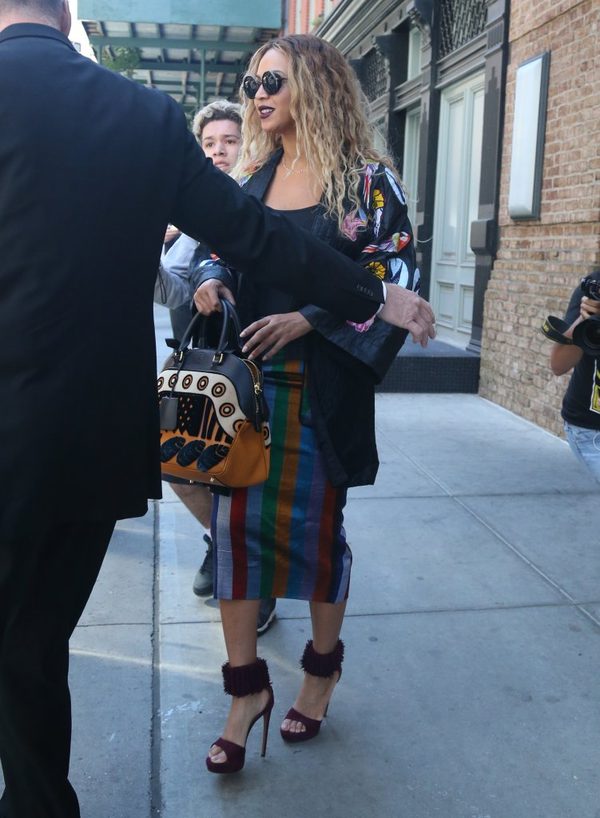 Rzadki widok - Beyonce na ulicy pod obstrzałem paparazzi (FOTO)