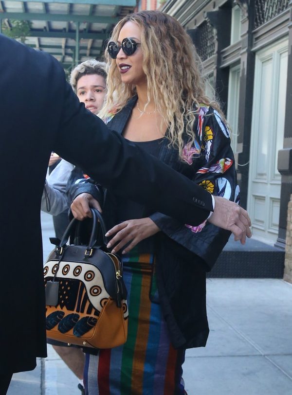 Rzadki widok - Beyonce na ulicy pod obstrzałem paparazzi (FOTO)