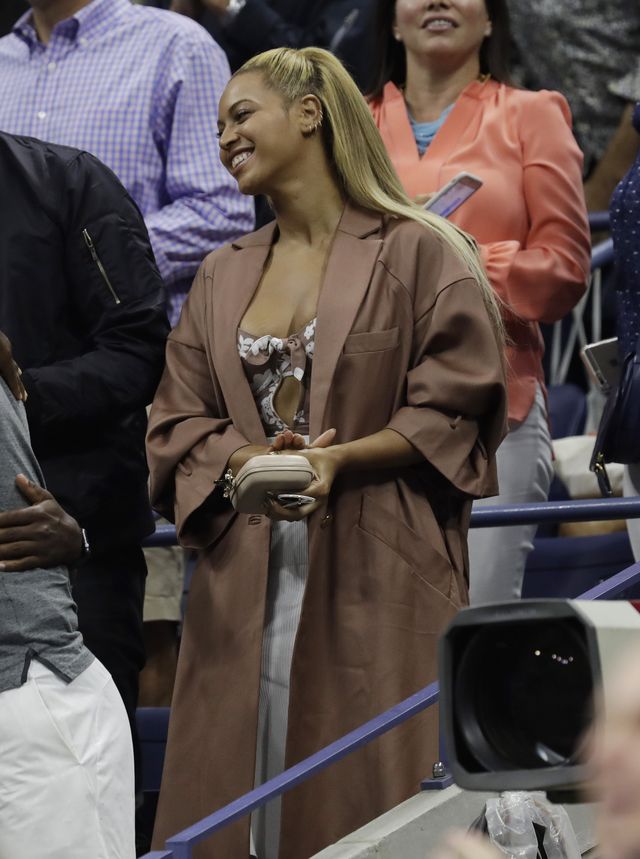 Ani Kim nie założyłaby takiej sukienki jaką ma tu Beyonce... Ani Kim nie założyłaby takiej sukienki jaką ma tu Beyonce...