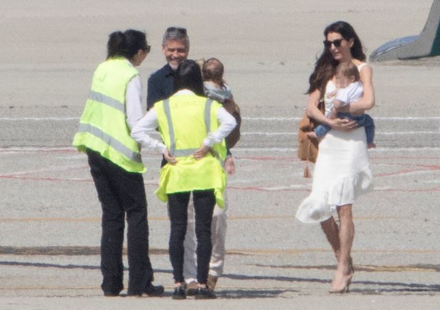 Clooneyowie z bliźniętami wychodzą z prywatnego samolotu (ZDJĘCIA)