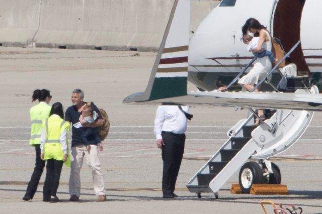 Clooneyowie z bliźniętami wychodzą z prywatnego samolotu (ZDJĘCIA)