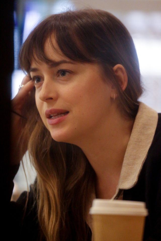 Dakota Johnson BEZ MAKIJAŻU na kolacji z przyjaciółką (ZDJĘCIA)