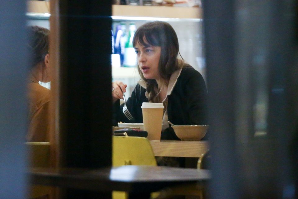 Dakota Johnson BEZ MAKIJAŻU na kolacji z przyjaciółką (ZDJĘCIA)