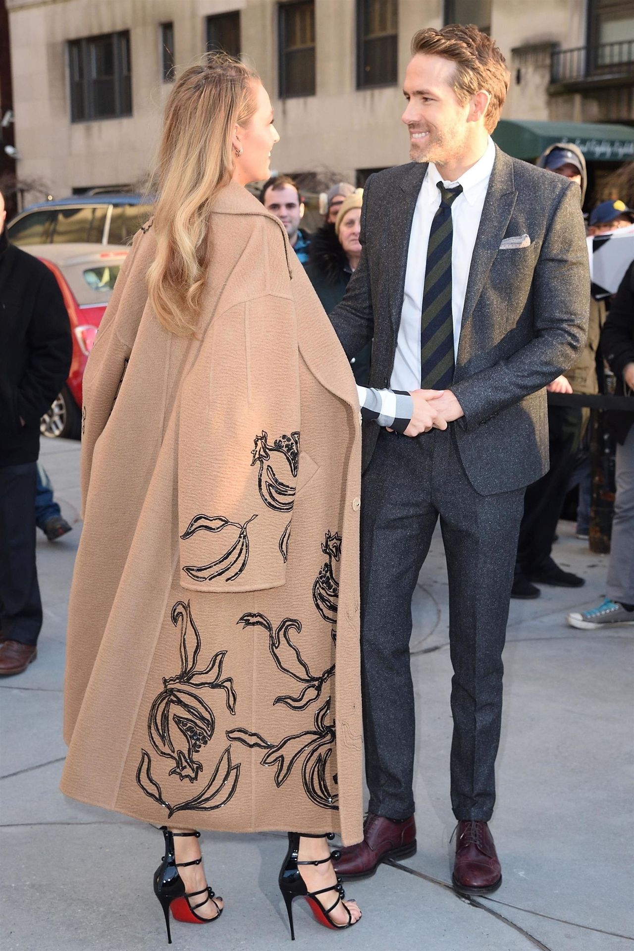 Blake Lively między nogami przystojnego modela - jej facet komentuje zdjęcie Blake Lively między nogami przystojnego modela - jej facet komentuje zdjęcie