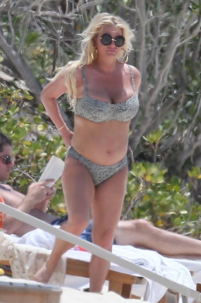 Jessica Simpson (niechętnie) pokazuje brzuszek w bikini - ciąża? (ZDJĘCIA) Jessica Simpson (niechętnie) pokazuje brzuszek w bikini - ciąża? (ZDJĘCIA)