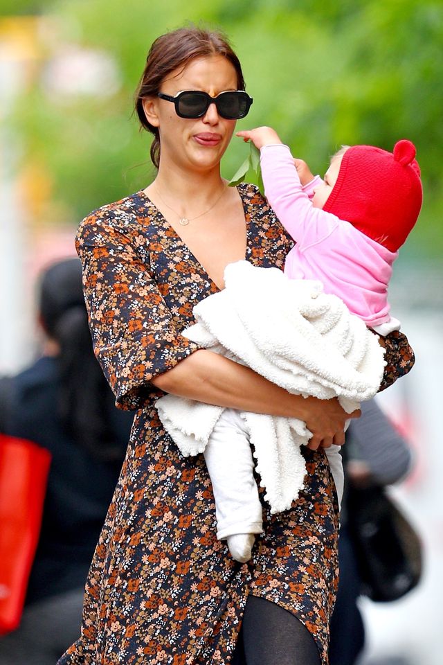 Ciężko jest być top modelką, gdy dziecko wpycha ci do buzi liście (ZDJĘCIA)