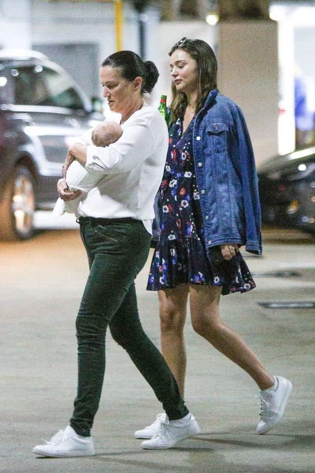 Miranda Kerr jedzie z tygodniowym synem do lekarza (ZDJĘCIA)