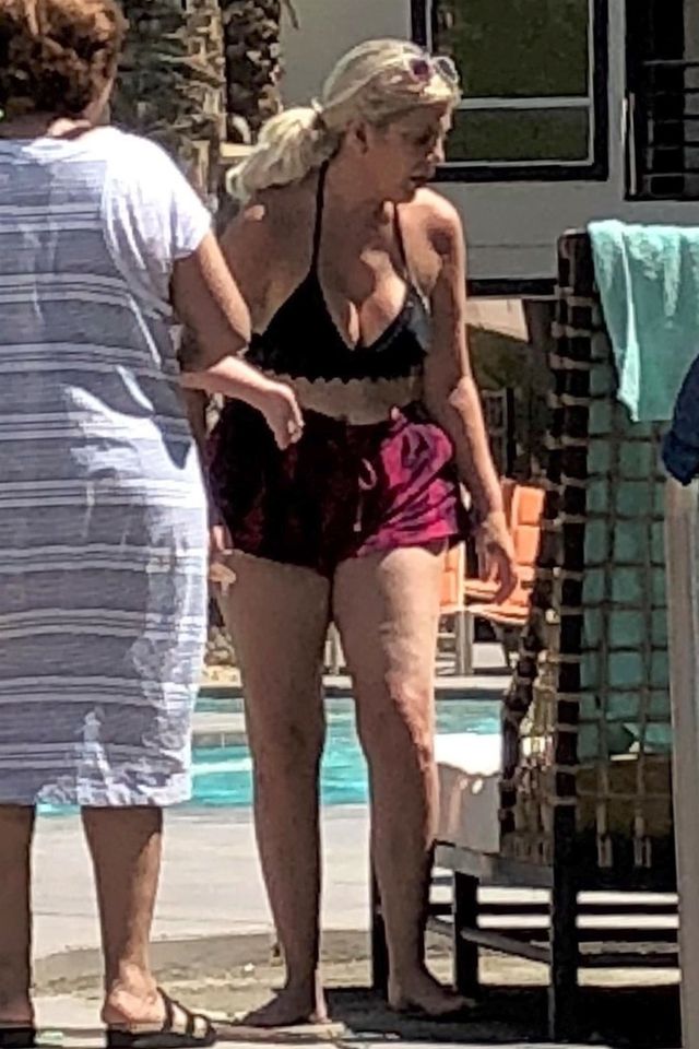 Tori Spelling na basenie bez Photoshopa (ZDJĘCIA)