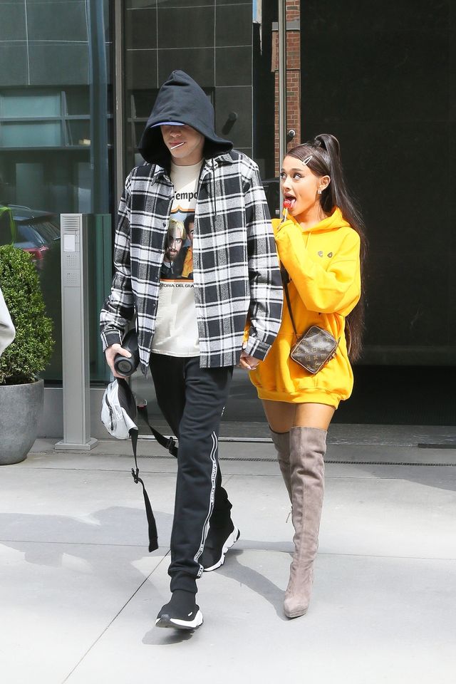 Ile ważą włosy Ariany Grande? (ZDJĘCIA) Ile ważą włosy Ariany Grande? (ZDJĘCIA)