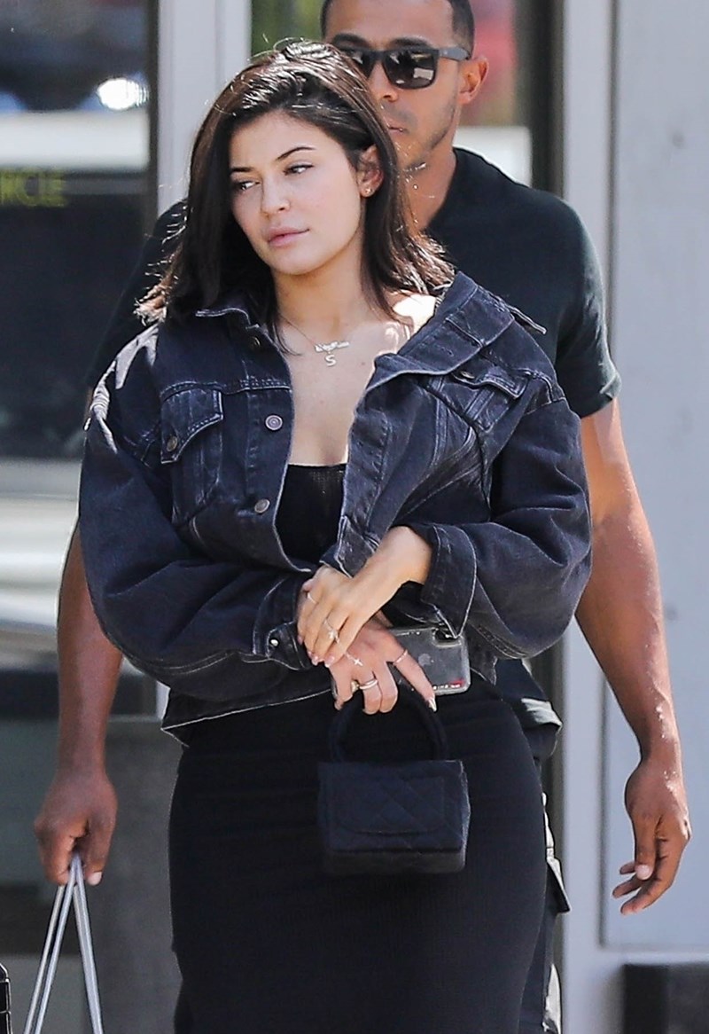 Kylie Jenner bez makijażu robi zakupy w 