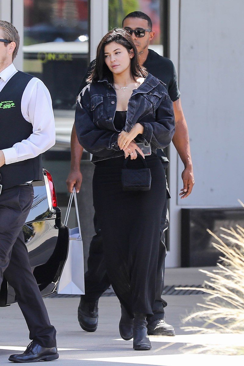 Kylie Jenner bez makijażu robi zakupy w 