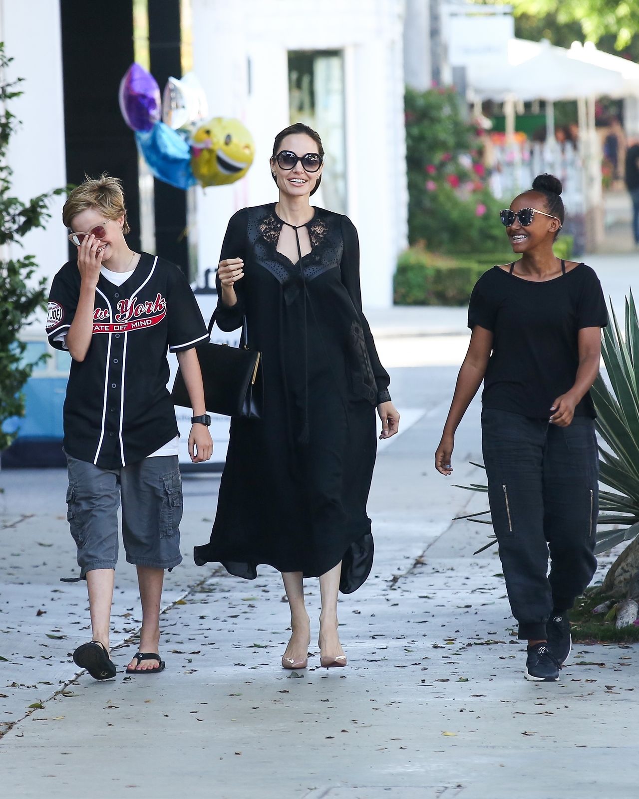 Angelina Jolie udowadnia, że ma świetny kontakt z córkami (ZDJĘCIA)