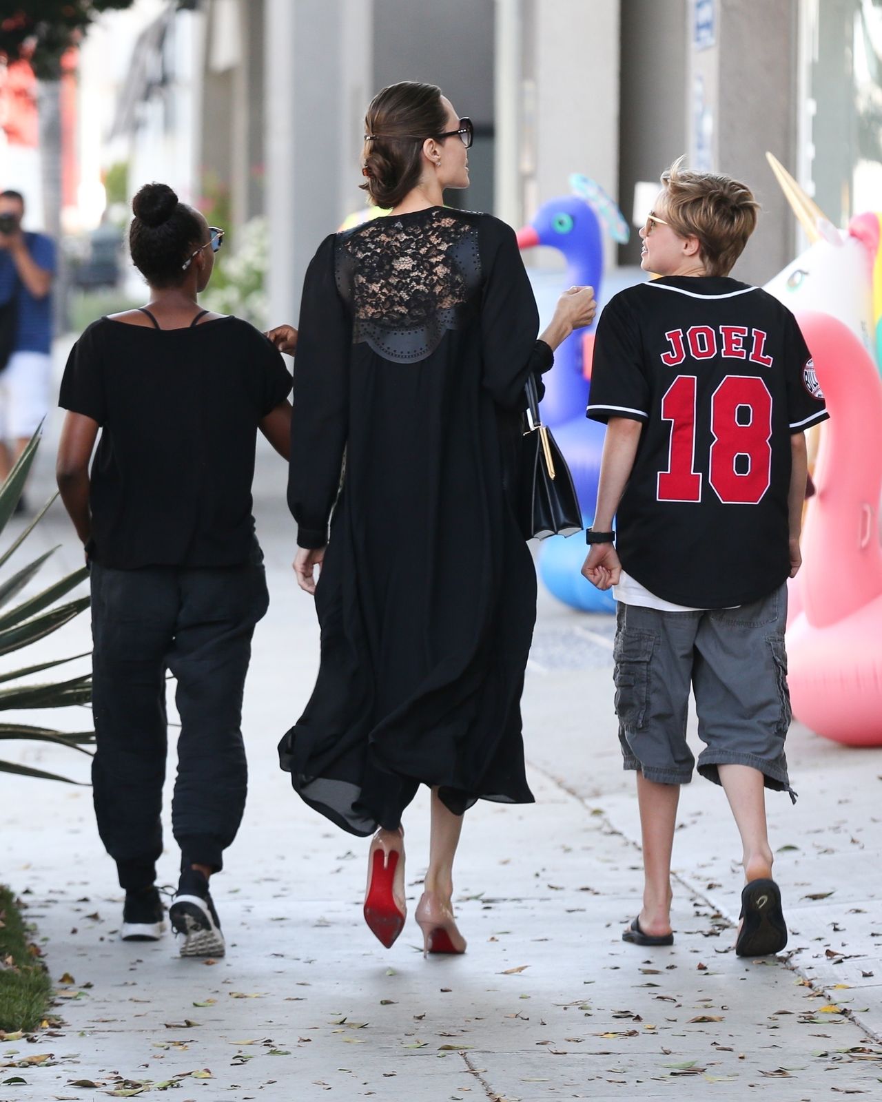 Angelina Jolie udowadnia, że ma świetny kontakt z córkami (ZDJĘCIA)