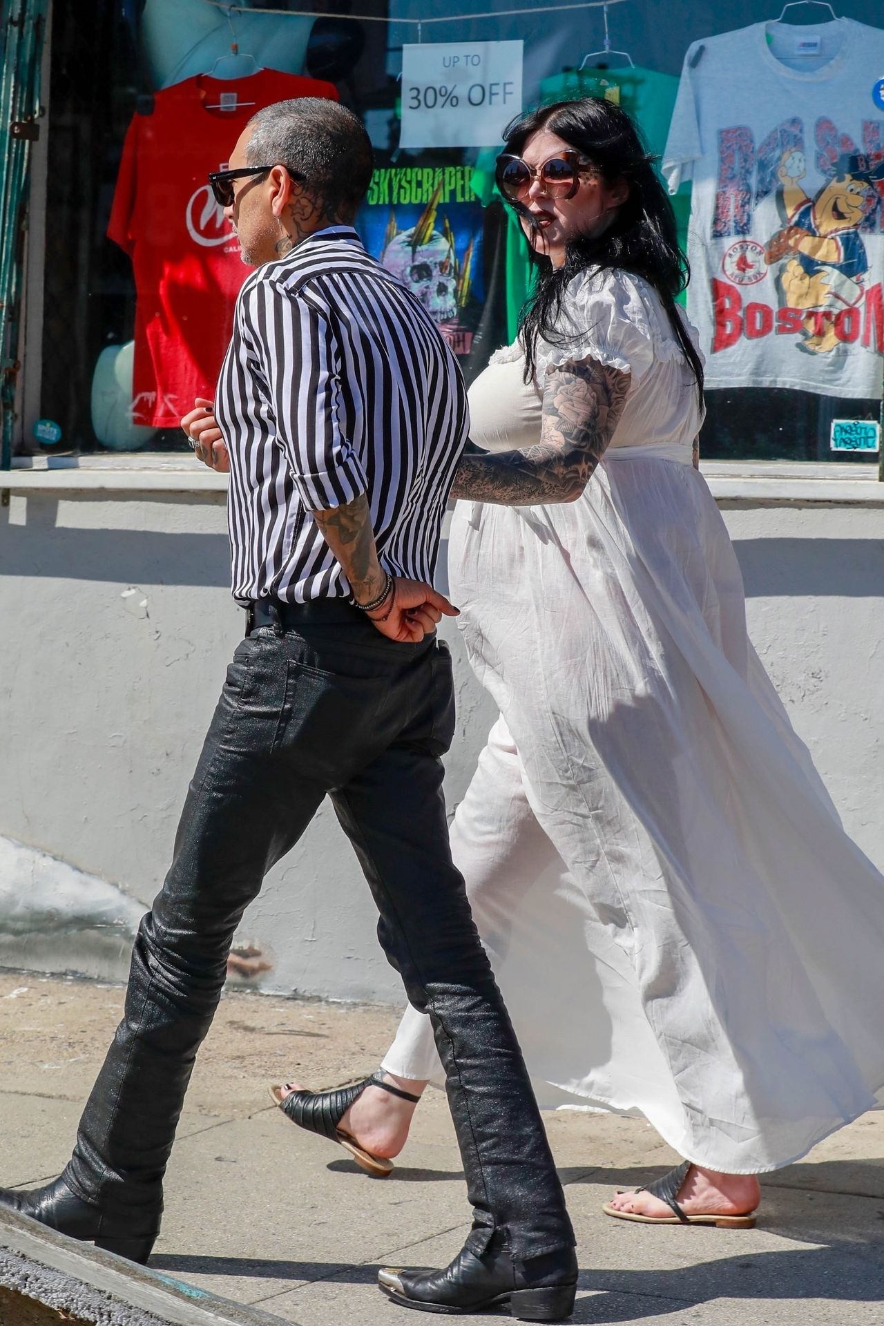 Gwiazda z ogromnym ciążowym brzuchem - będzie rodzić lada dzień (ZDJĘCIA) Gwiazda z ogromnym ciążowym brzuchem - będzie rodzić lada dzień (ZDJĘCIA)