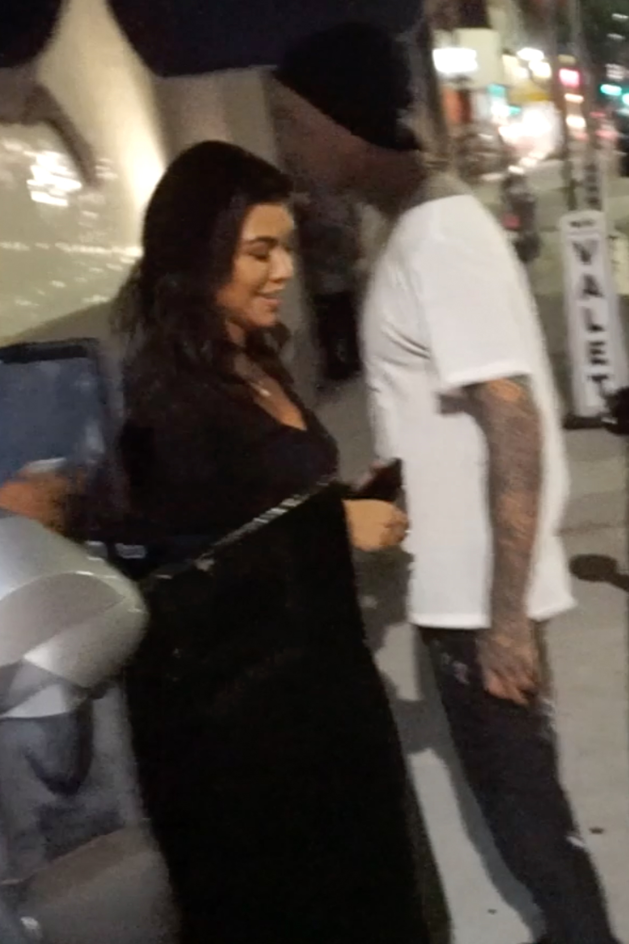 Kourtney Kardashian ze znanym muzykiem na NAMIĘTNEJ randce! (ZDJĘCIA) Kourtney Kardashian ze znanym muzykiem na NAMIĘTNEJ randce! (ZDJĘCIA)