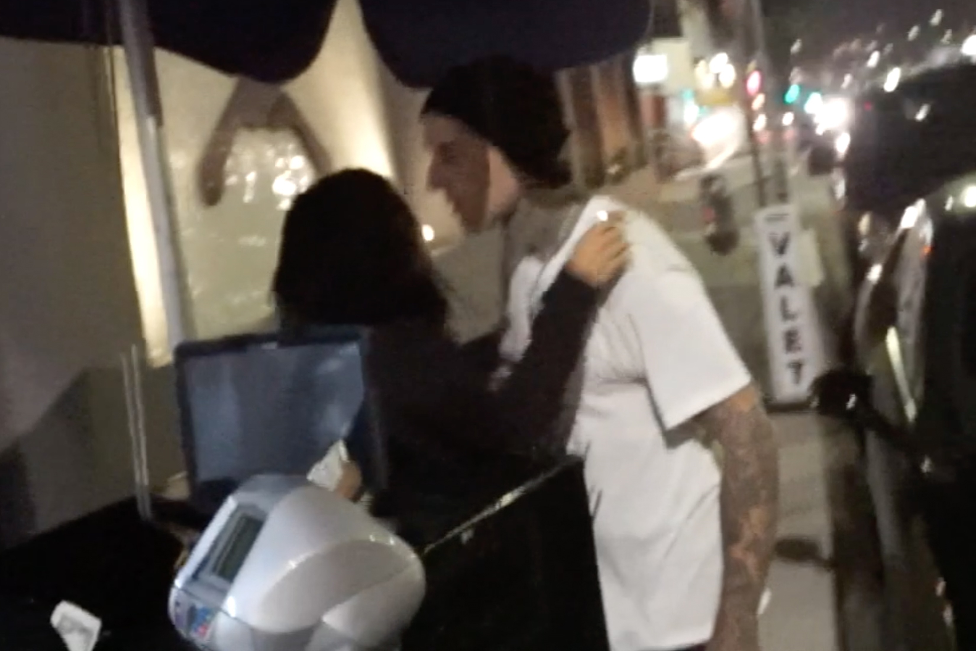 Kourtney Kardashian ze znanym muzykiem na NAMIĘTNEJ randce! (ZDJĘCIA) Kourtney Kardashian ze znanym muzykiem na NAMIĘTNEJ randce! (ZDJĘCIA)