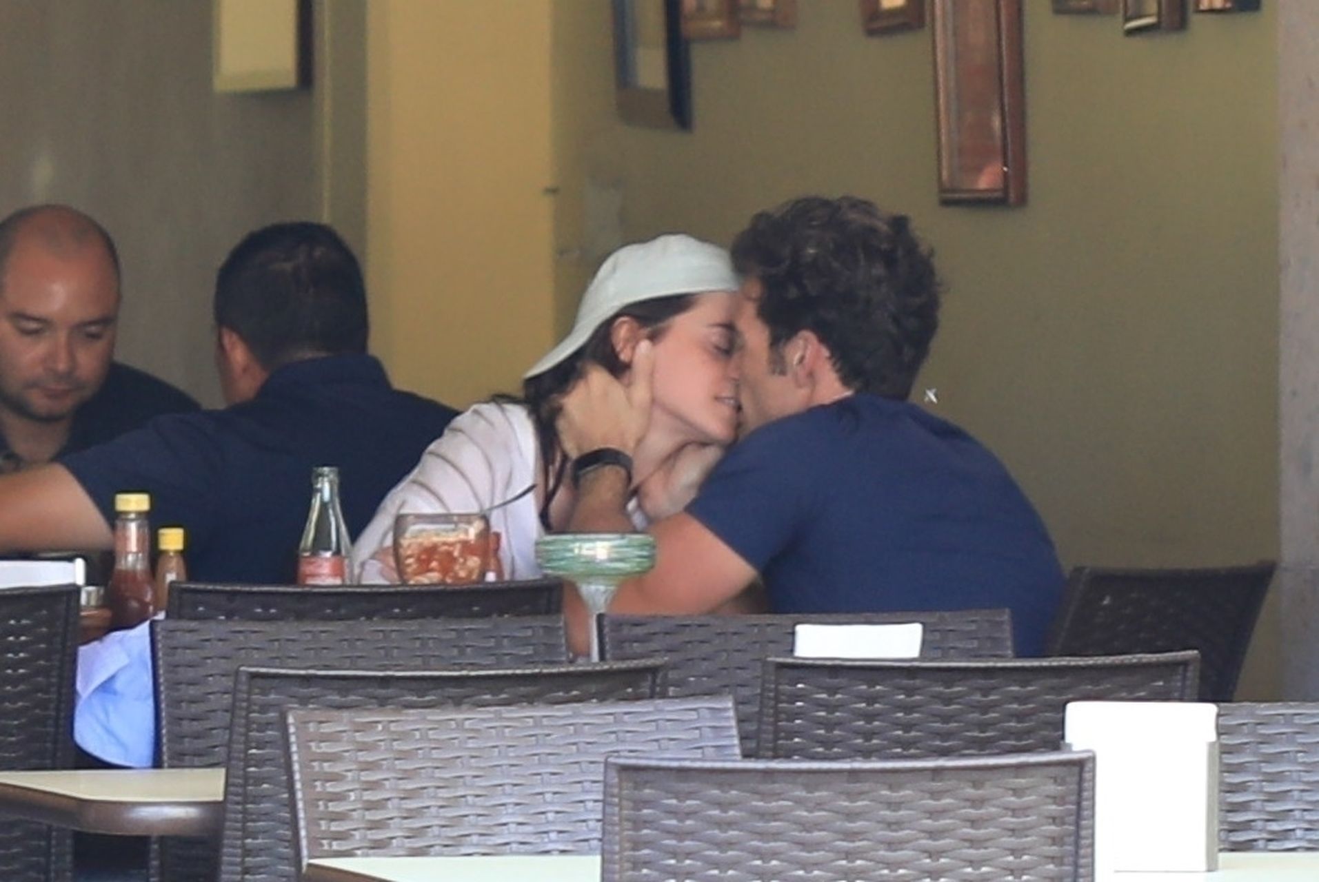 Emma Watson całuje się z nowym chłopakiem, Brendanem Wallacem, w knajpc