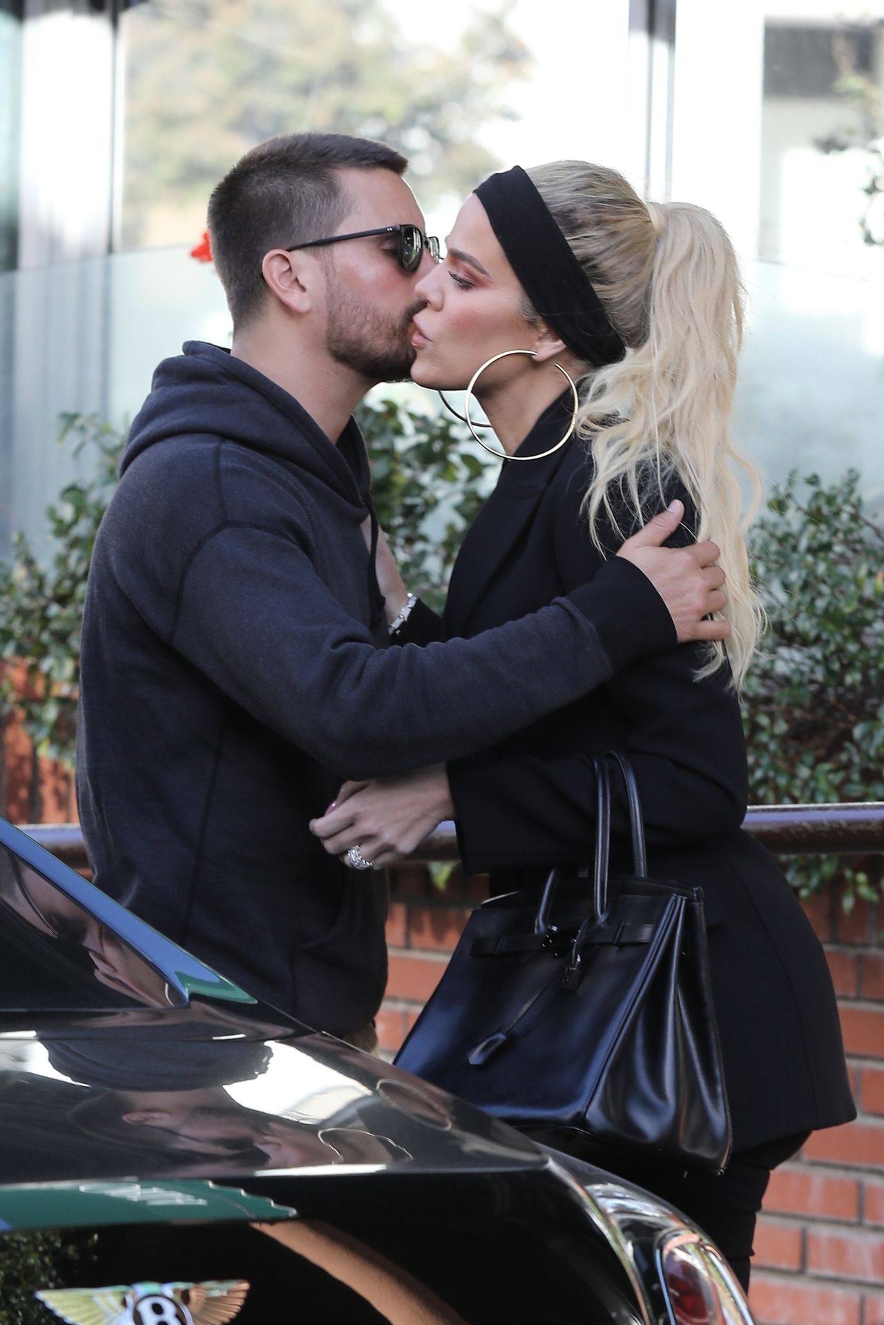 Znudzona Sofia Richie gapi się w telefon, a Scott je sushi - KRYZYS? Znudzona Sofia Richie gapi się w telefon, a Scott je sushi - KRYZYS?