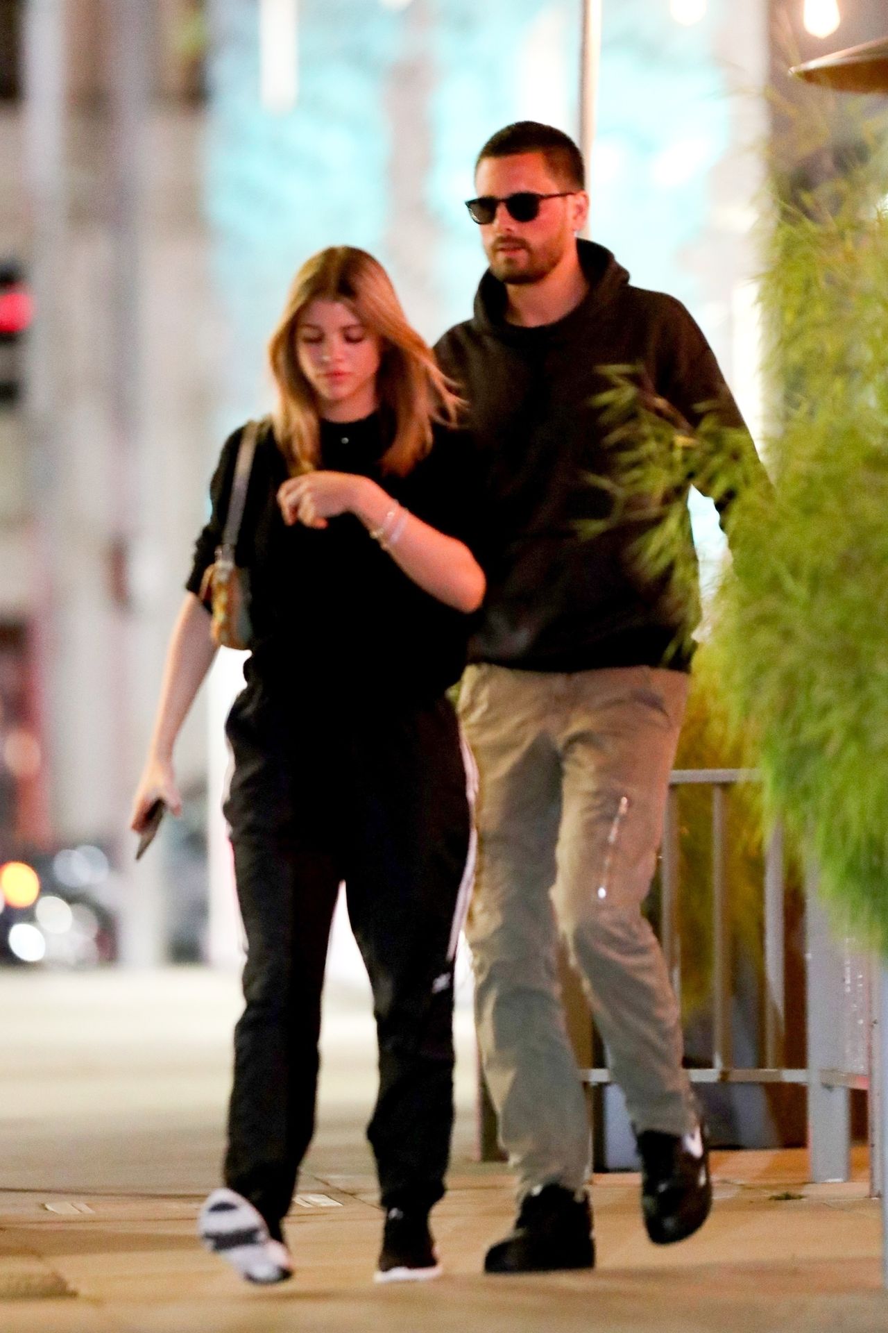 Znudzona Sofia Richie gapi się w telefon, a Scott je sushi - KRYZYS? Znudzona Sofia Richie gapi się w telefon, a Scott je sushi - KRYZYS?