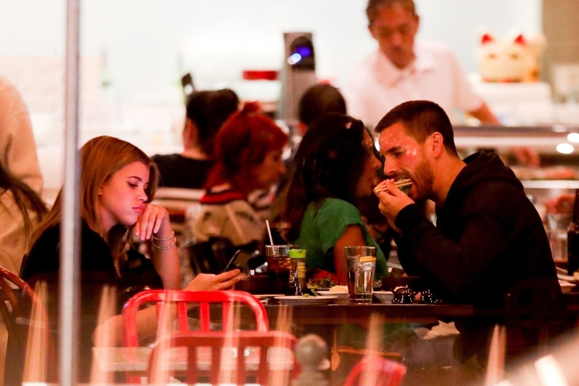 Znudzona Sofia Richie gapi się w telefon, a Scott je sushi - KRYZYS? Znudzona Sofia Richie gapi się w telefon, a Scott je sushi - KRYZYS?