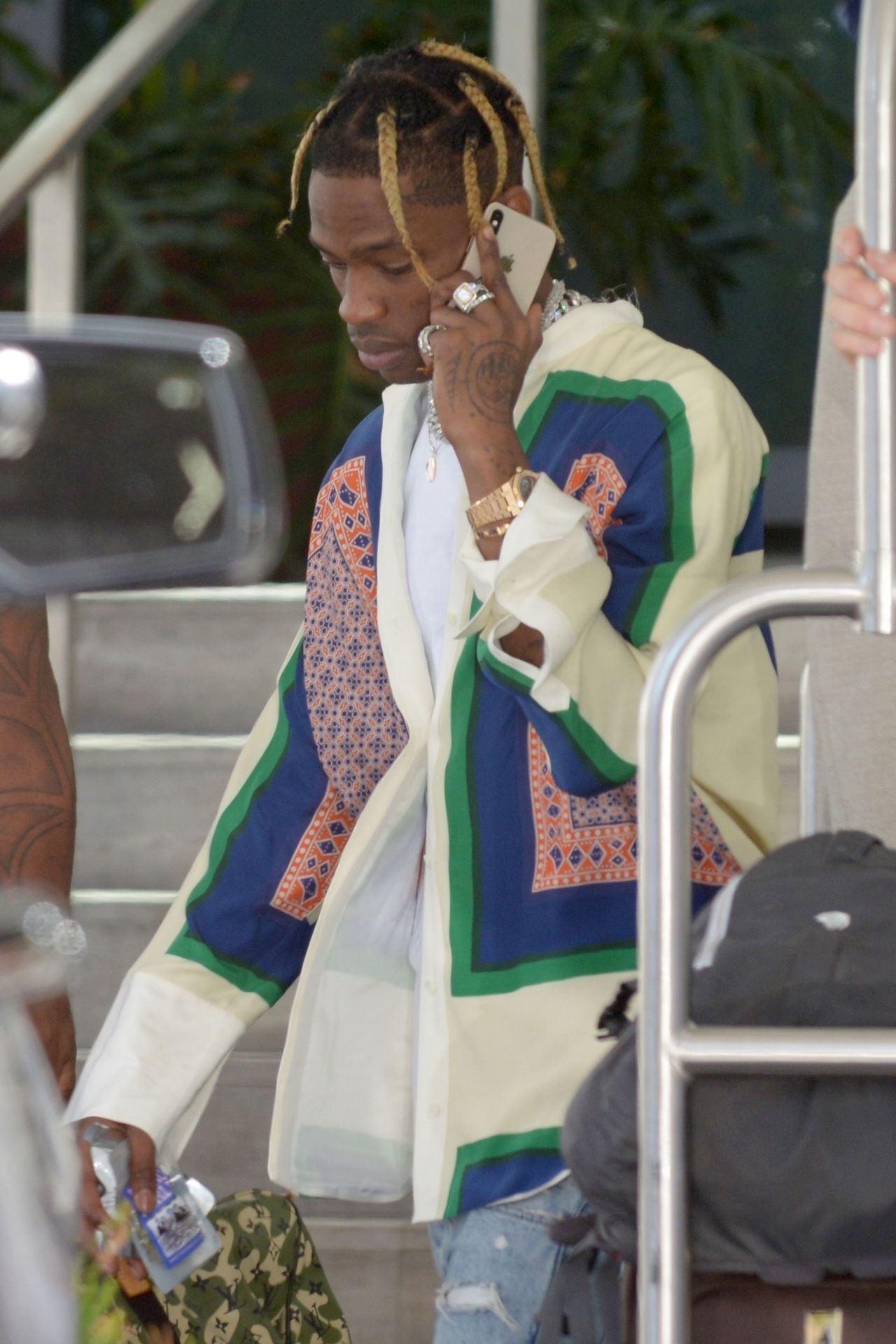 Na widok paparazzi Travis Scott ukrył to, co trzymał w rękach (ZDJECIA)