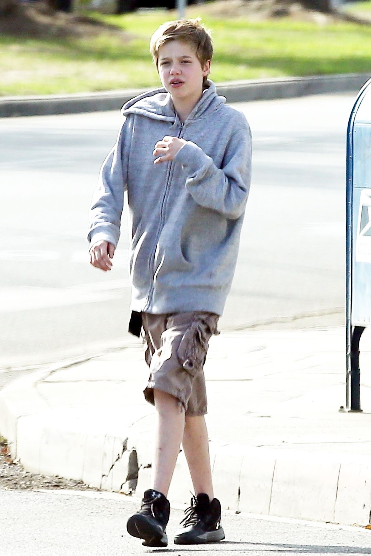 Shiloh Jolie Pitt z ochroniarzem na spacerze (ZDJĘCIA) Shiloh Jolie Pitt z ochroniarzem na spacerze (ZDJĘCIA)