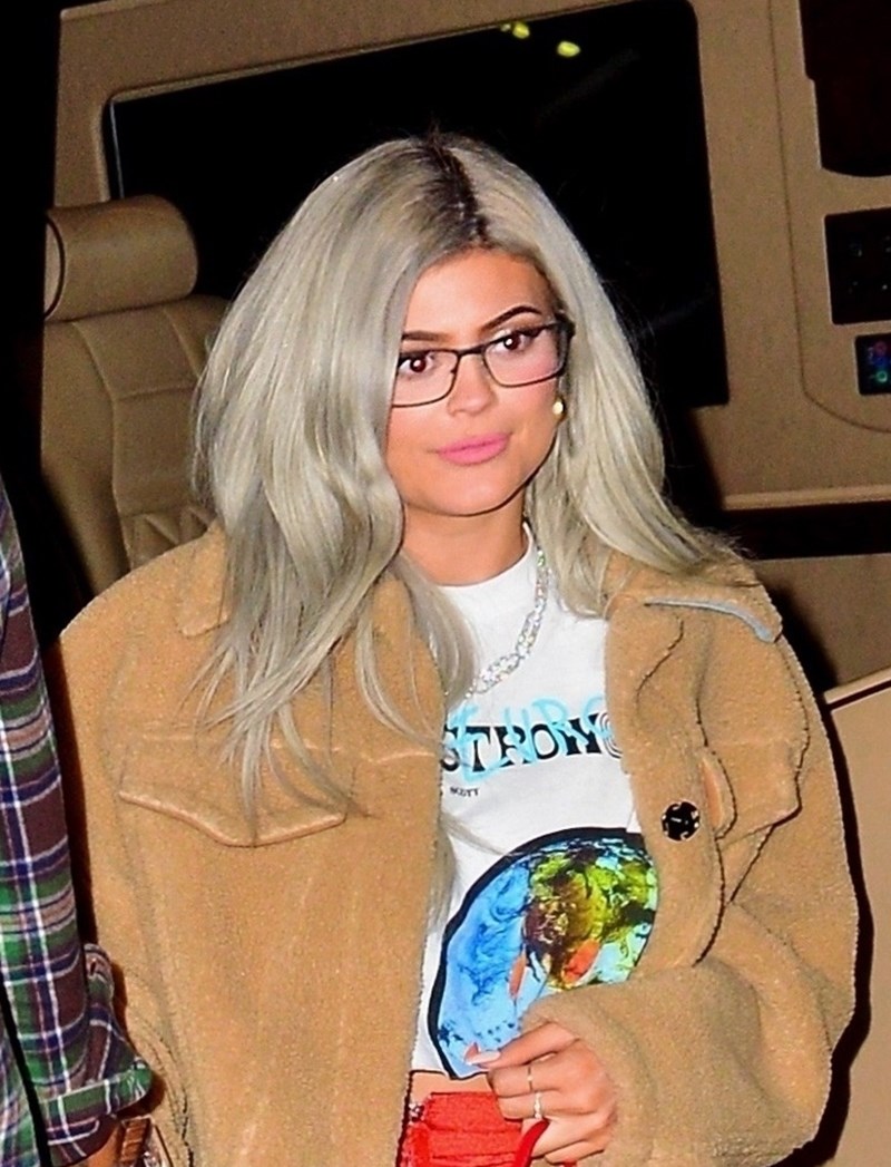 Kylie PIERWSZY raz w okularach korekcyjnych bez Photoshopa i filtrów (ZDJĘCIA)