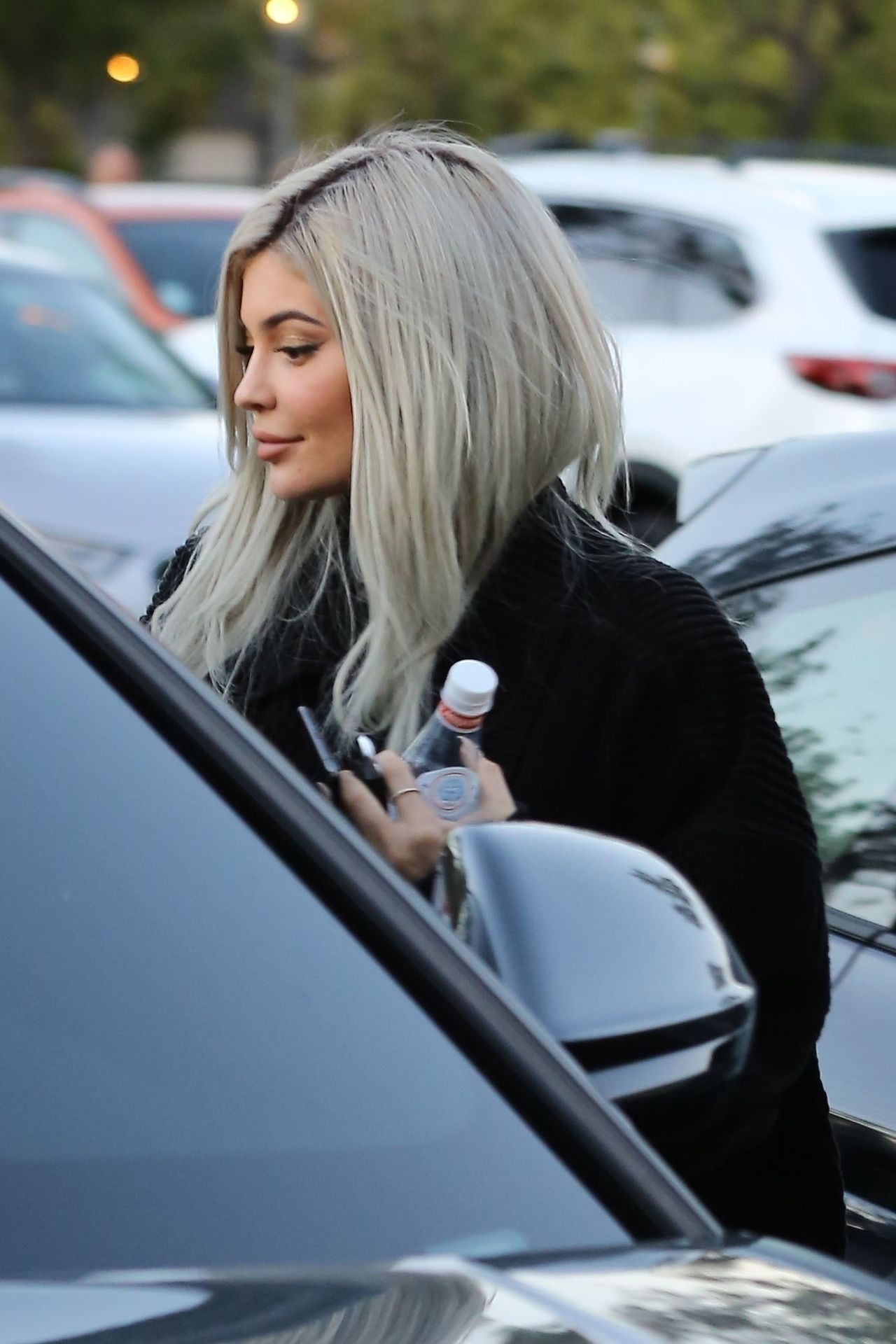 Kylie Jenner na widok paparazzi przyłożyła do twarzy coś dziwnego (ZDJĘCIA) Kylie Jenner na widok paparazzi przyłożyła do twarzy coś dziwnego (ZDJĘCIA)