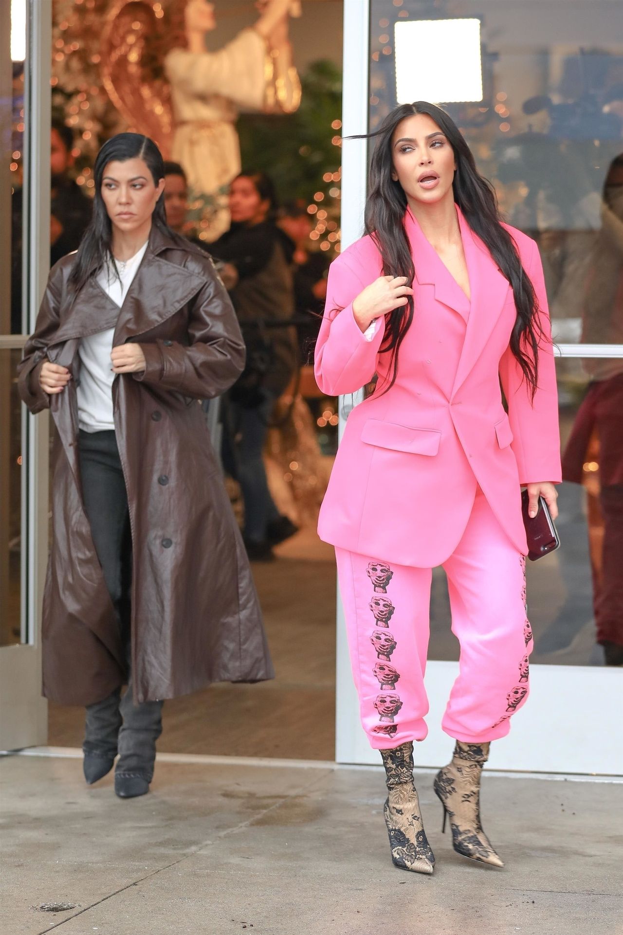 Kim i Kourtney Kardashian wyglądają, jakby przeniosły się w czasie z lat 80. Kim i Kourtney Kardashian wyglądają, jakby przeniosły się w czasie z lat 80.