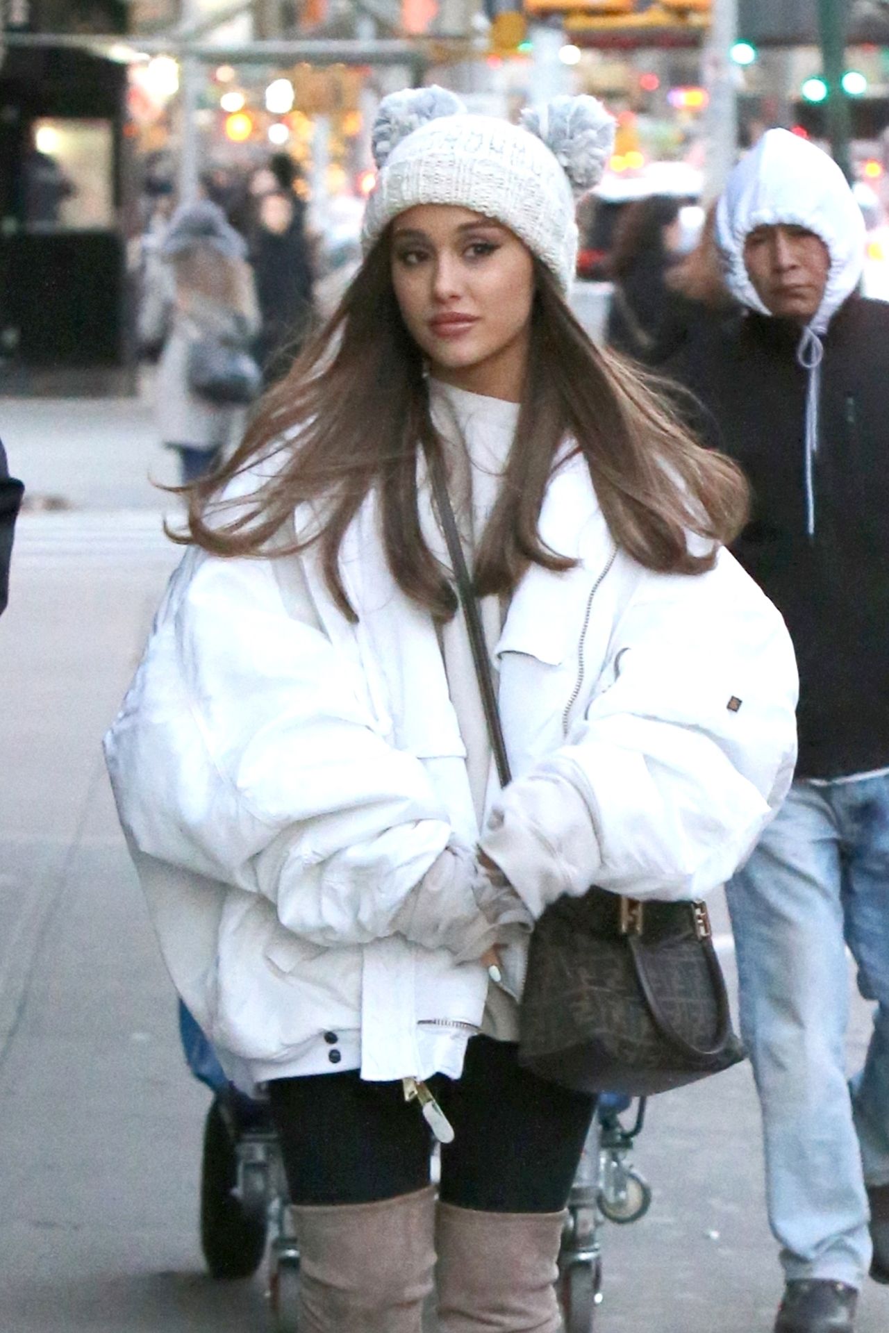 Ariana Grande w modnej kurtce, z torbą Fendi spaceruje po Nowym Jorku 