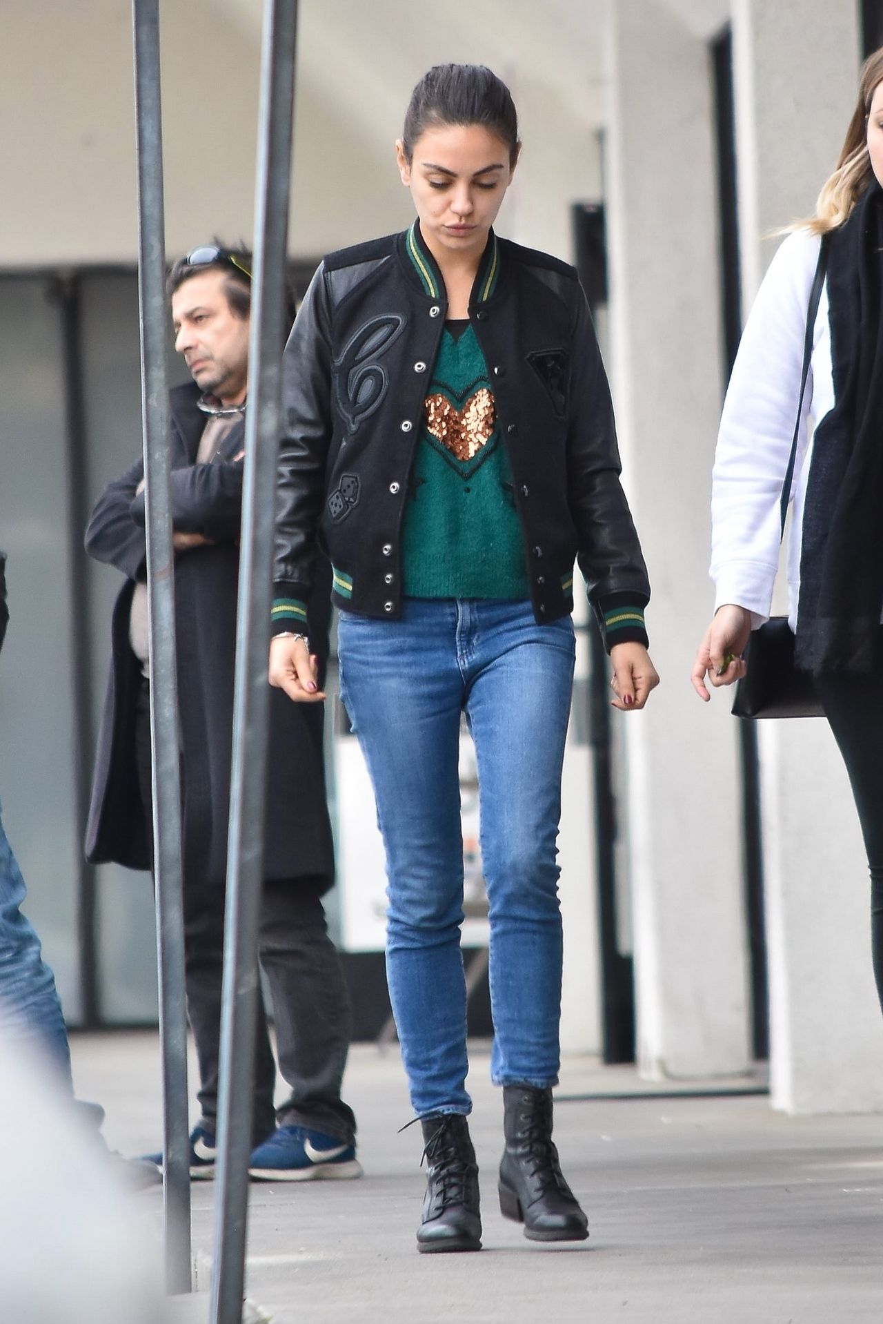 Mila Kunis chudnie, bo nie ma dla siebie czasu? (ZDJĘCIA)