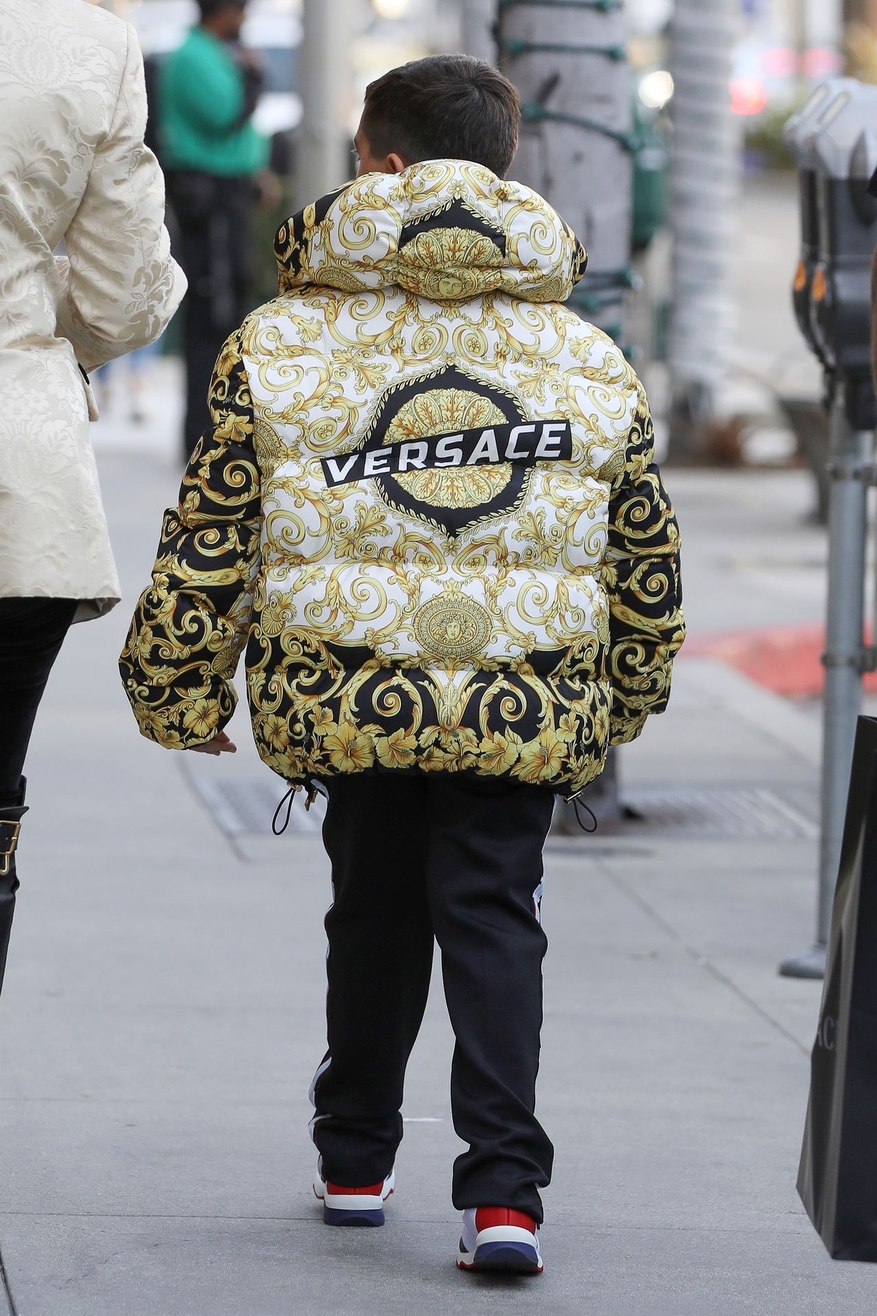 9-letni syn celebrytki w wypasionej kurtce Versace (ZDJĘCIA)