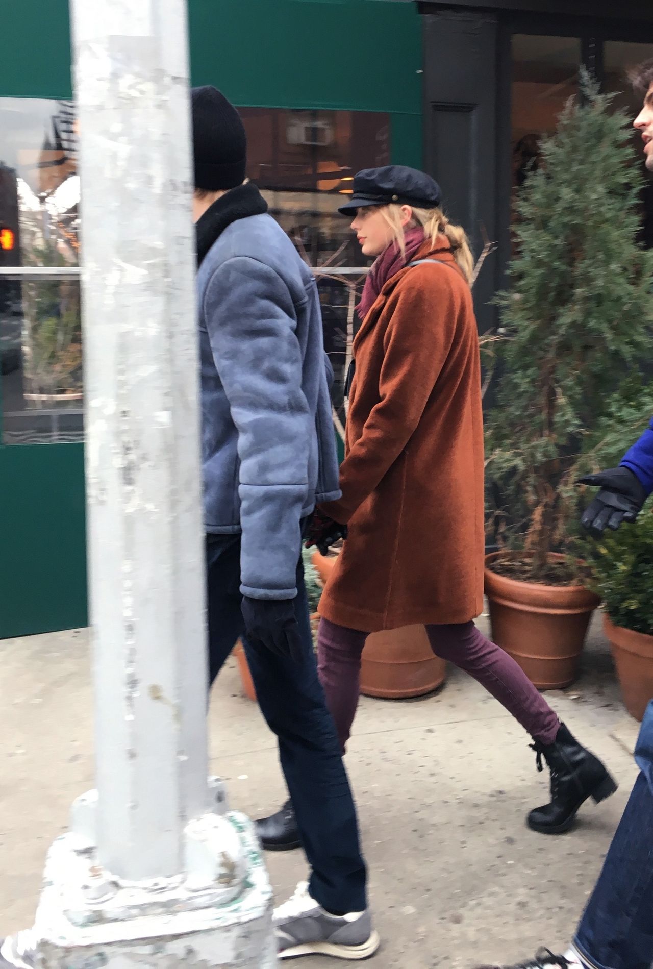 Taylor Swift z Joe Alwynem spacerują po Nowym Jorku z CZTEREMA ochroniarzami 