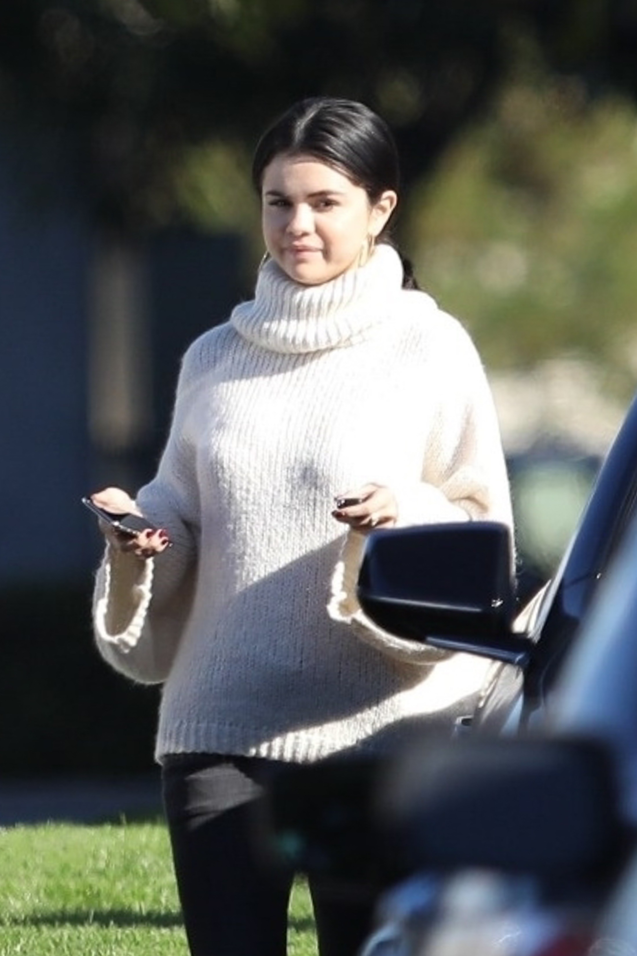 Selena Gomez zakochała się w tym swetrze! Ciągle w nim chodzi