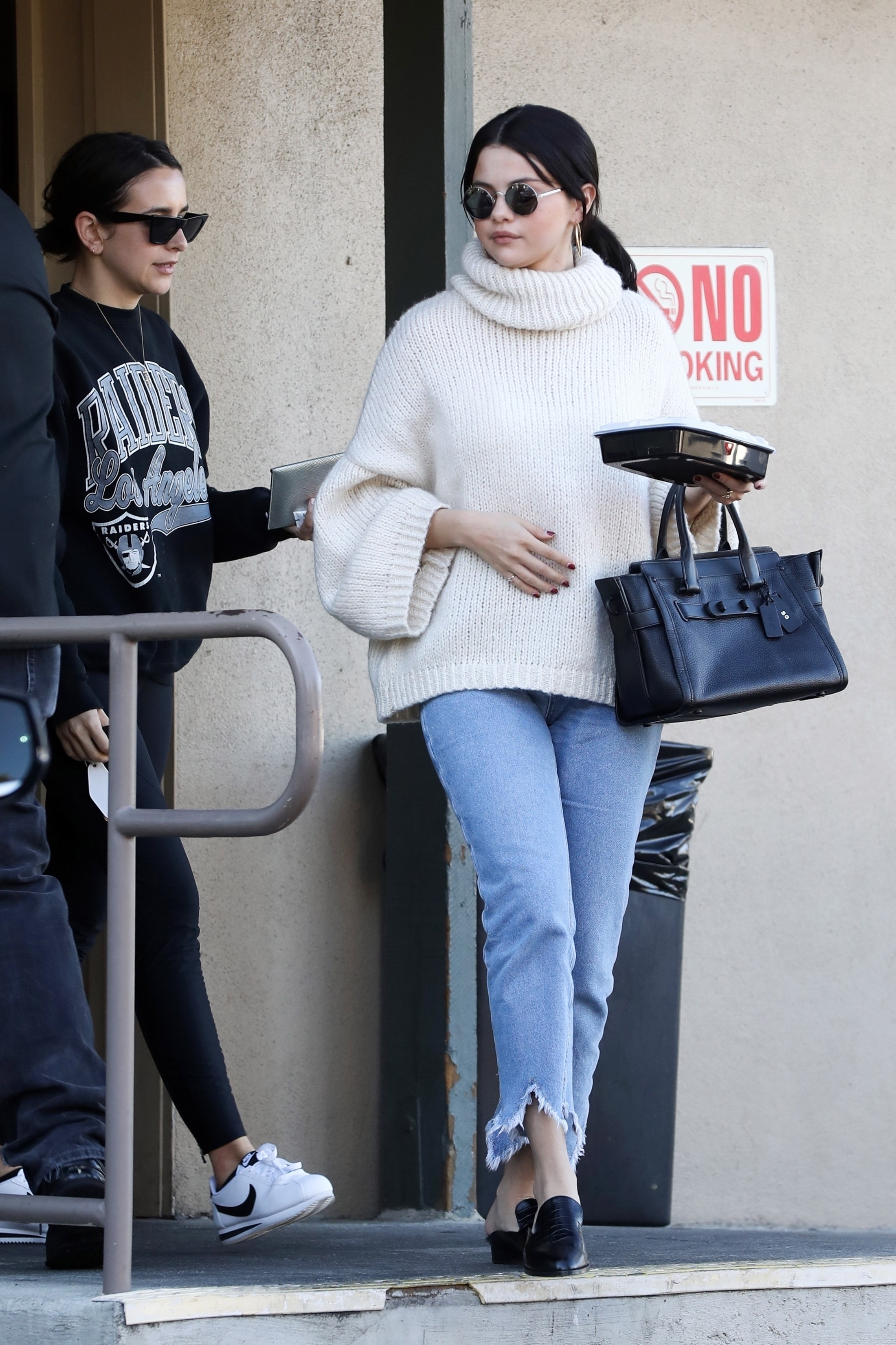 Selena Gomez zakochała się w tym swetrze! Ciągle w nim chodzi Selena Gomez zakochała się w tym swetrze! Ciągle w nim chodzi