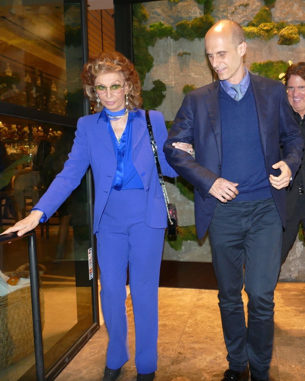 84-letnia Sophia Loren z synem na kolacji (ZDJĘCIA)