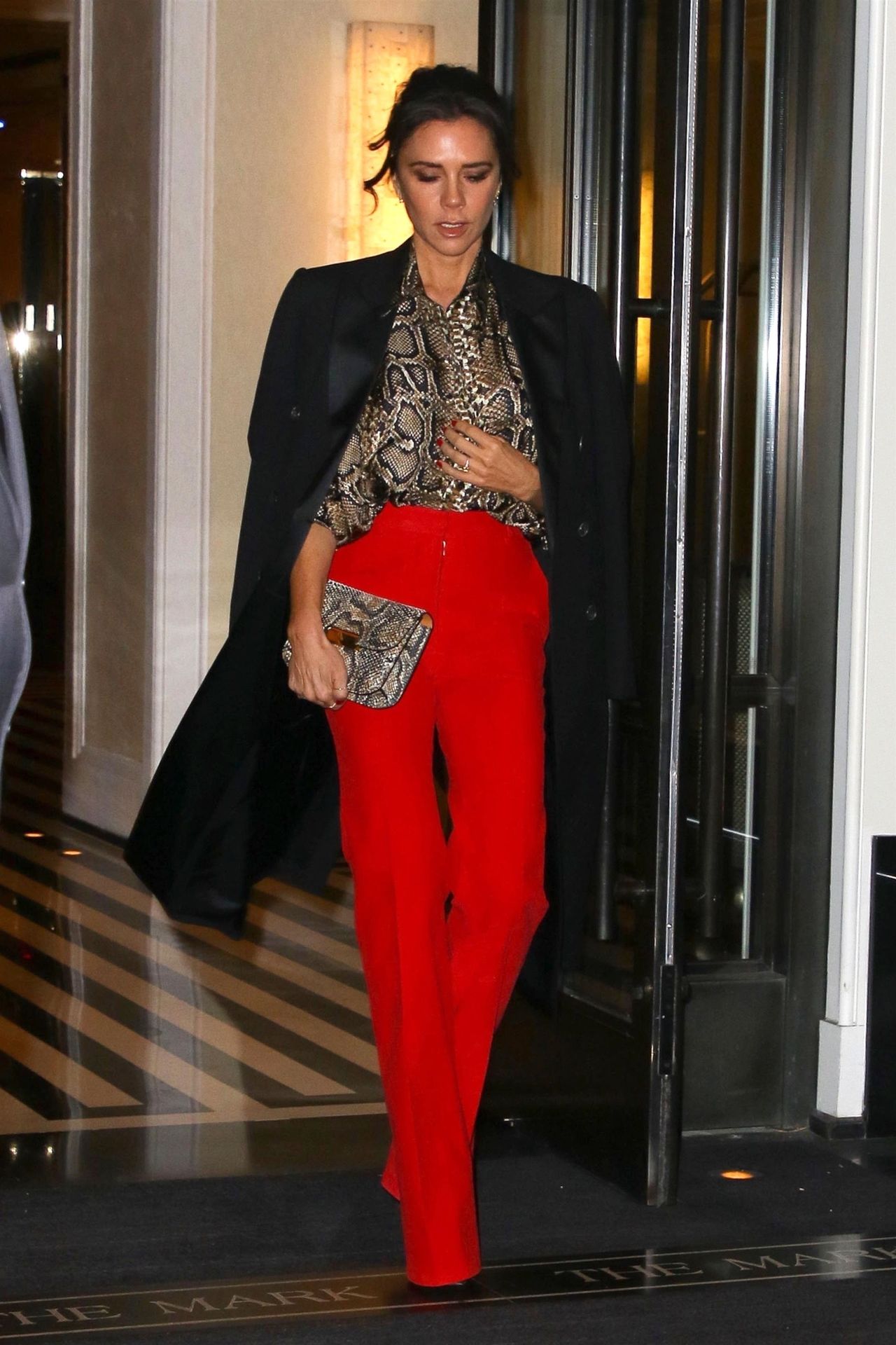 Victoria Beckham pokazuje, jak optycznie wydłużyć nogi - to skuteczny trik! (ZDJ